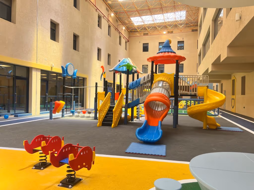 هيكل ملعب داخلي من Genius Kids في مركز ترفيه