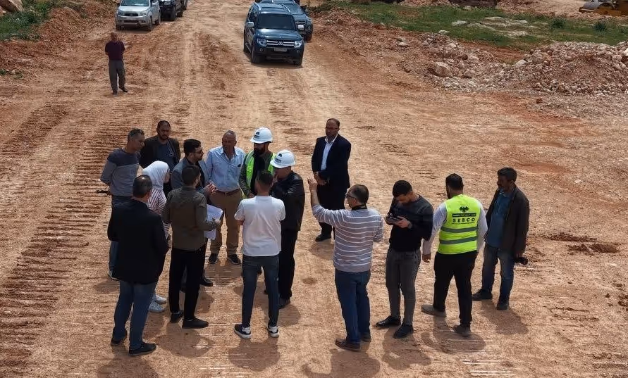 آليات ثقيلة تسوّي الطرق الرئيسية في منطقة W3 السكنية