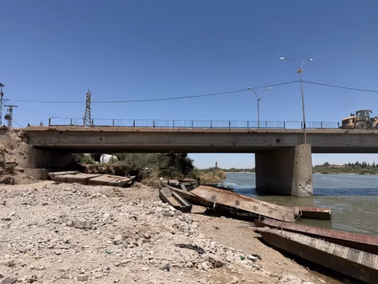 إعادة تأهيل الجسر الترابي في دير الزور كجزء من خطط إعادة بناء البنية التحتية