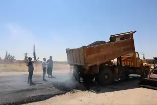 محافظ حماة يوجّه بتسريع تأهيل طريق عقيربات سلمية بطول 45 كيلومترًا