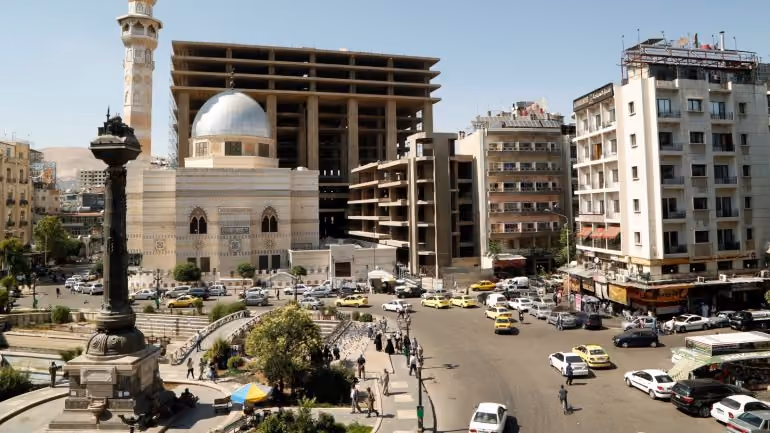 ساحة المرجة في دمشق، ويظهر النصب التذكاري والأبنية المحيطة